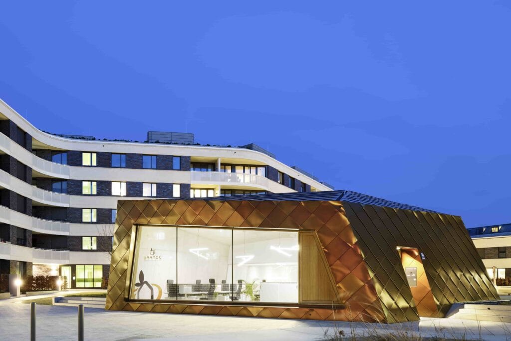 Die einzigartige Fassade des Bürogebäudes glänzt in einem Rosé-Gold Schimmer, mit Sicherheit ein Highlight in der Wohnanlage in Berg am Laim in München.